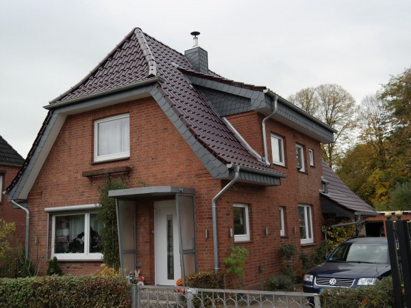 Steildach von vorne mit neuen Dachziegeln