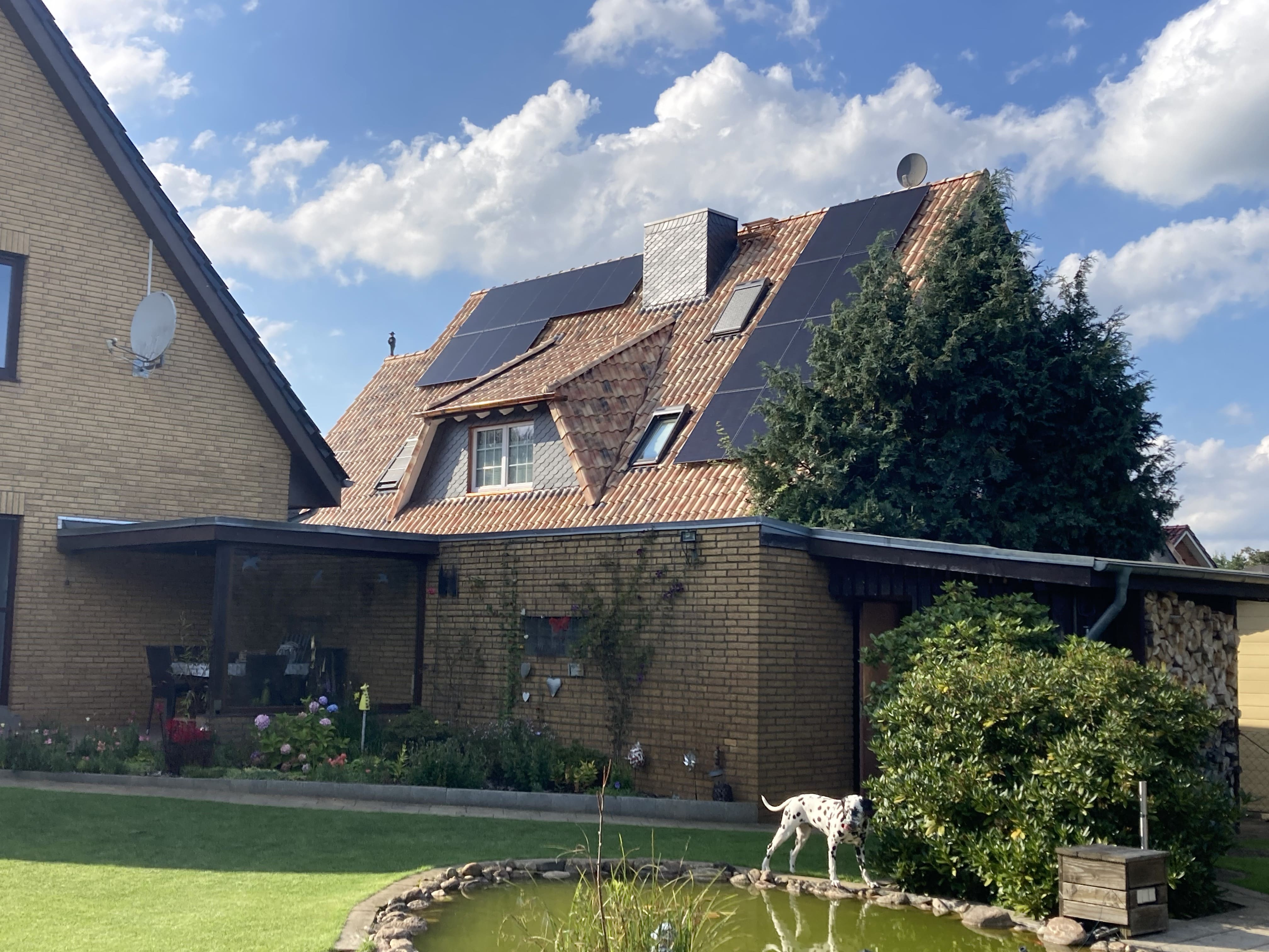 Steildach mit Solarpanelen